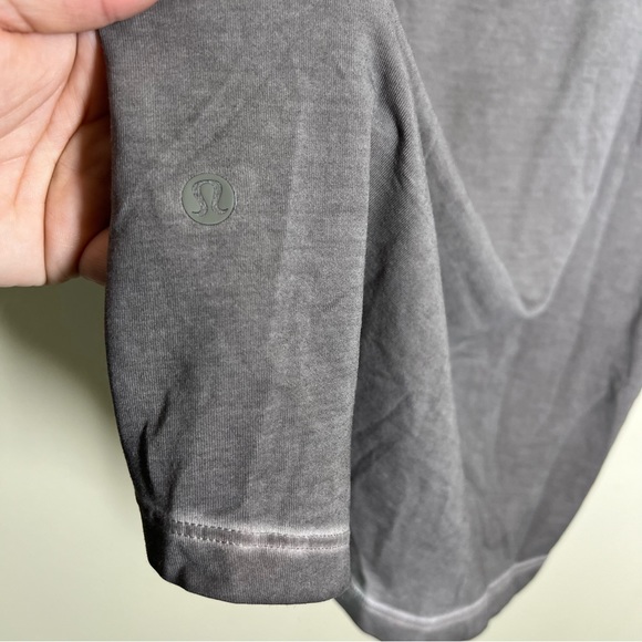Lululemon Men’s 5 Year Basic Short Sleeve Tee Carbon Dust Sun Wash - Picture 8 of 8